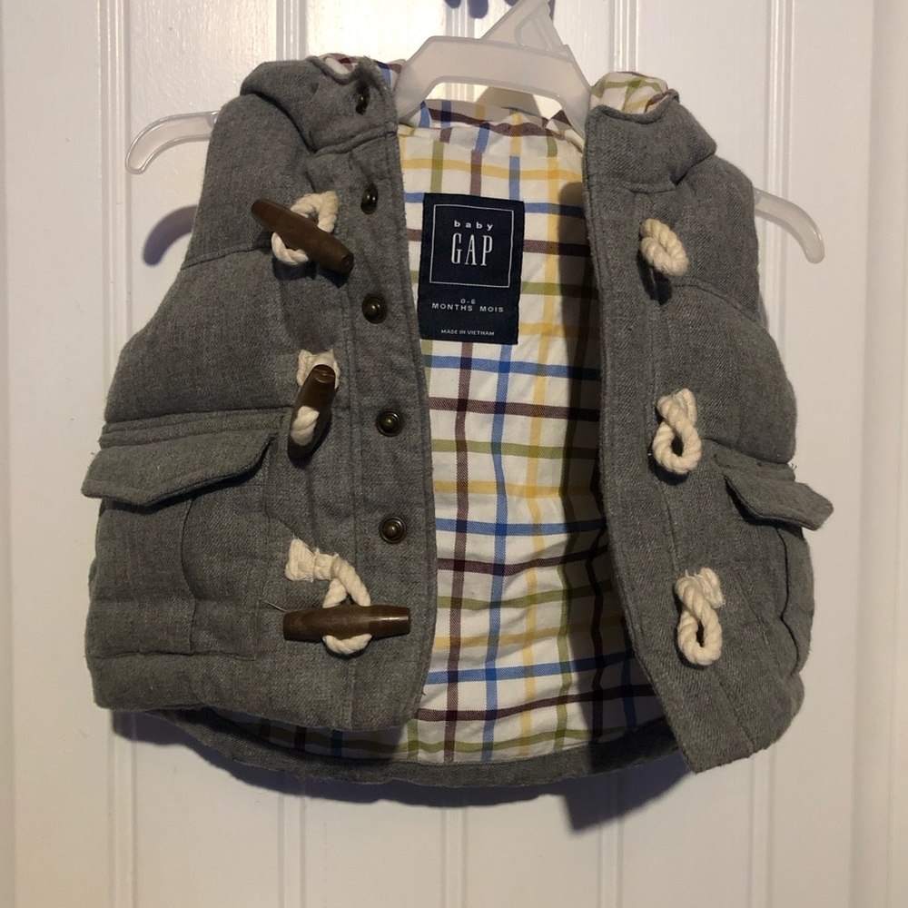 🩶Baby Gap 0-6 months Winter puffy vest Hooded toggle button up Grey boys so soft